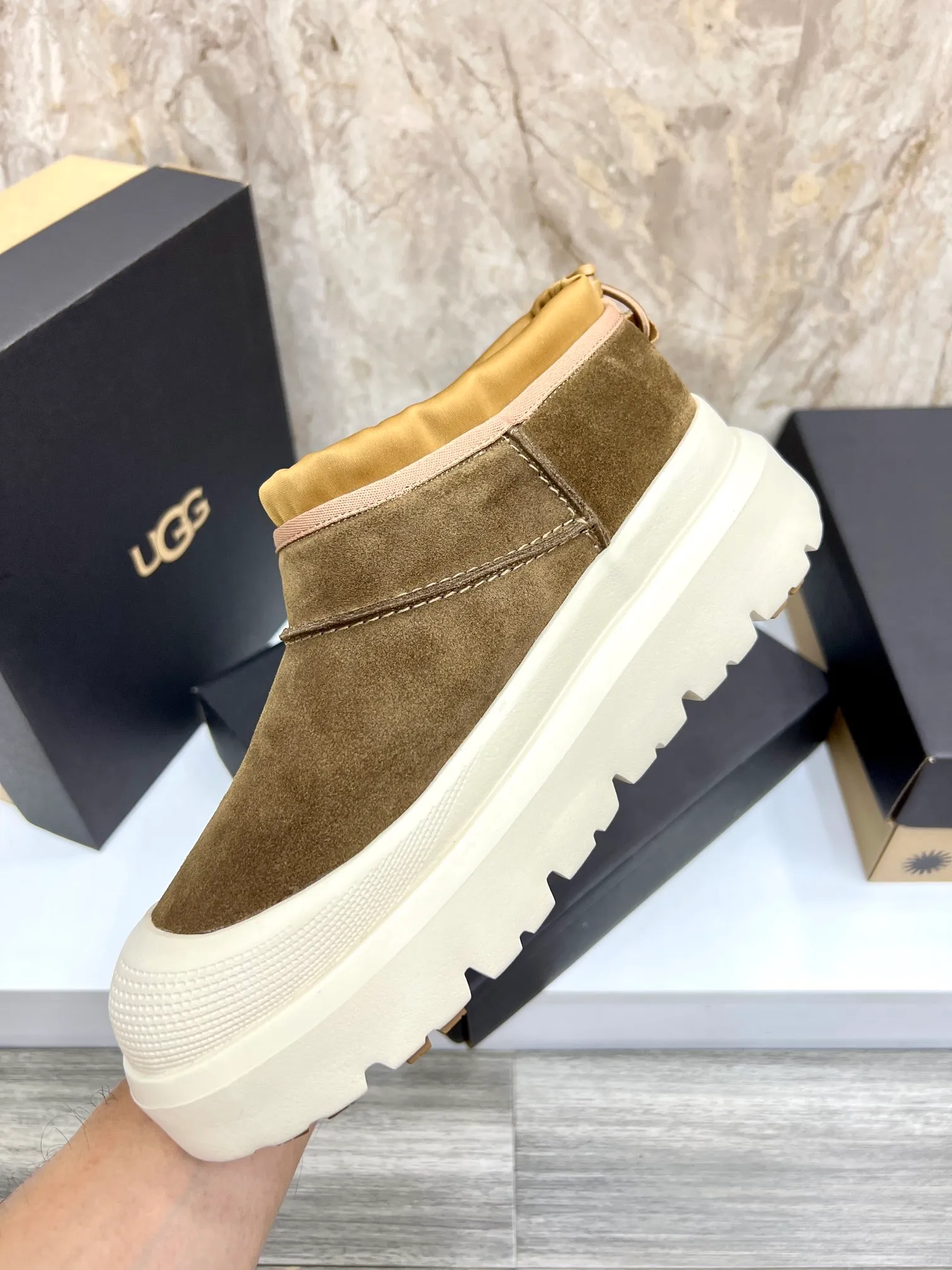 Men's men's shoes💰: 💰540💰Couple model👫 UGG Tasman Weather Hybrid one-second snow boots👢 Wang Yibo's same 👏 classic Tasman shoe is designed with environmentally friendly waterproof and snowproof material, which is both fashionable and functional. At the same time, it is paired with the new UGG Keen furry color-blocked jacket. Bright orange and maroon collide to create a new light outdoor style and open up a new travel experience in early autumn! Using the best materials, the 17mm fur-integrated surface is warmer and more breathable, and the outsole is upgraded to a lightweight and wear-resistant light wing technology outsole! Size: Women’s size 35-40 / Men’s size 38–44 (45 customized) Official website color